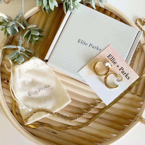 Welcome to my closet! - Picture 2 of 10